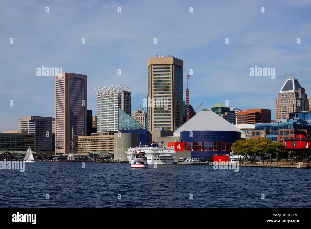 Usa Baltimore Maryland MD Inner Harbour City Waterfront Tag Sommer die Skyline der Stadt vom Wasser aus Stockfoto