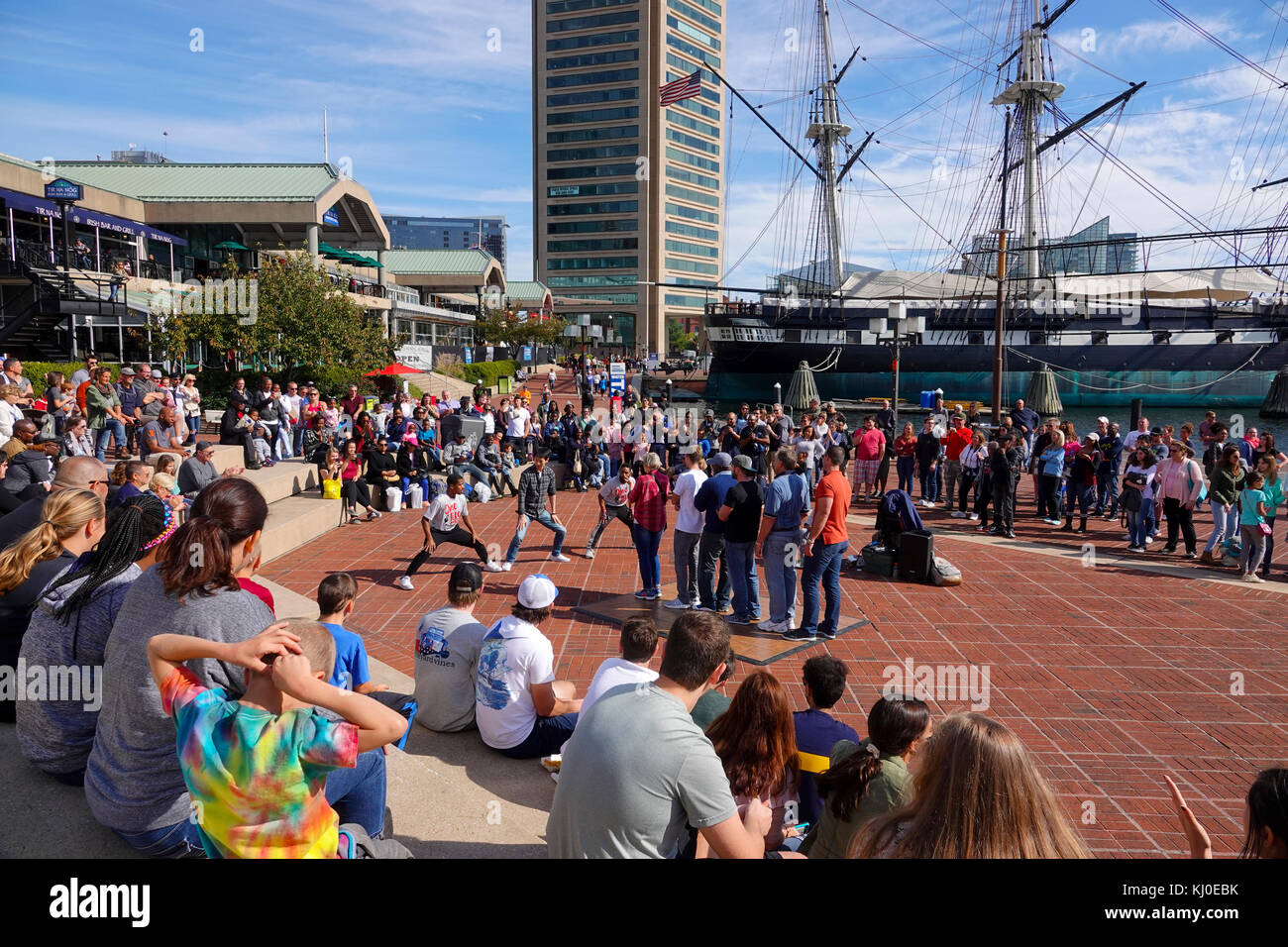 Usa Baltimore Maryland MD Inner Harbour City Waterfront Tag Sommer Straßenkünstler unterhalten Touristen Stockfoto