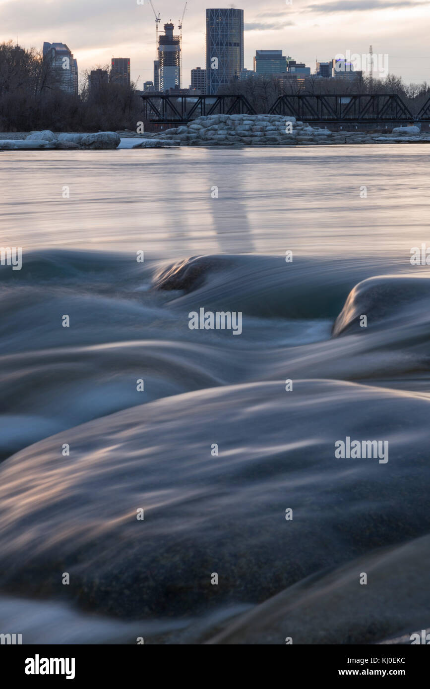 Calgary von den Bow River aus gesehen Stockfoto