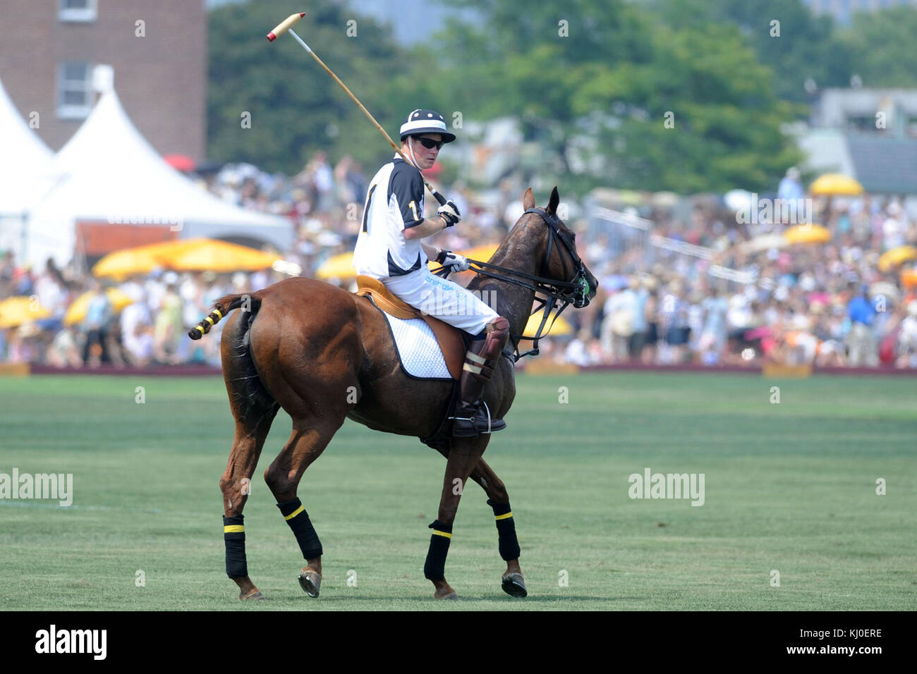 NEW YORK - Juni 27: Seine Königliche Hoheit Prinz Harry konkurriert während des 3. jährlichen Veuve Clicquot Polo Classic auf Governors Island am 27. Juni 2010 in New York City. Personen: Prinz Harry Stockfoto