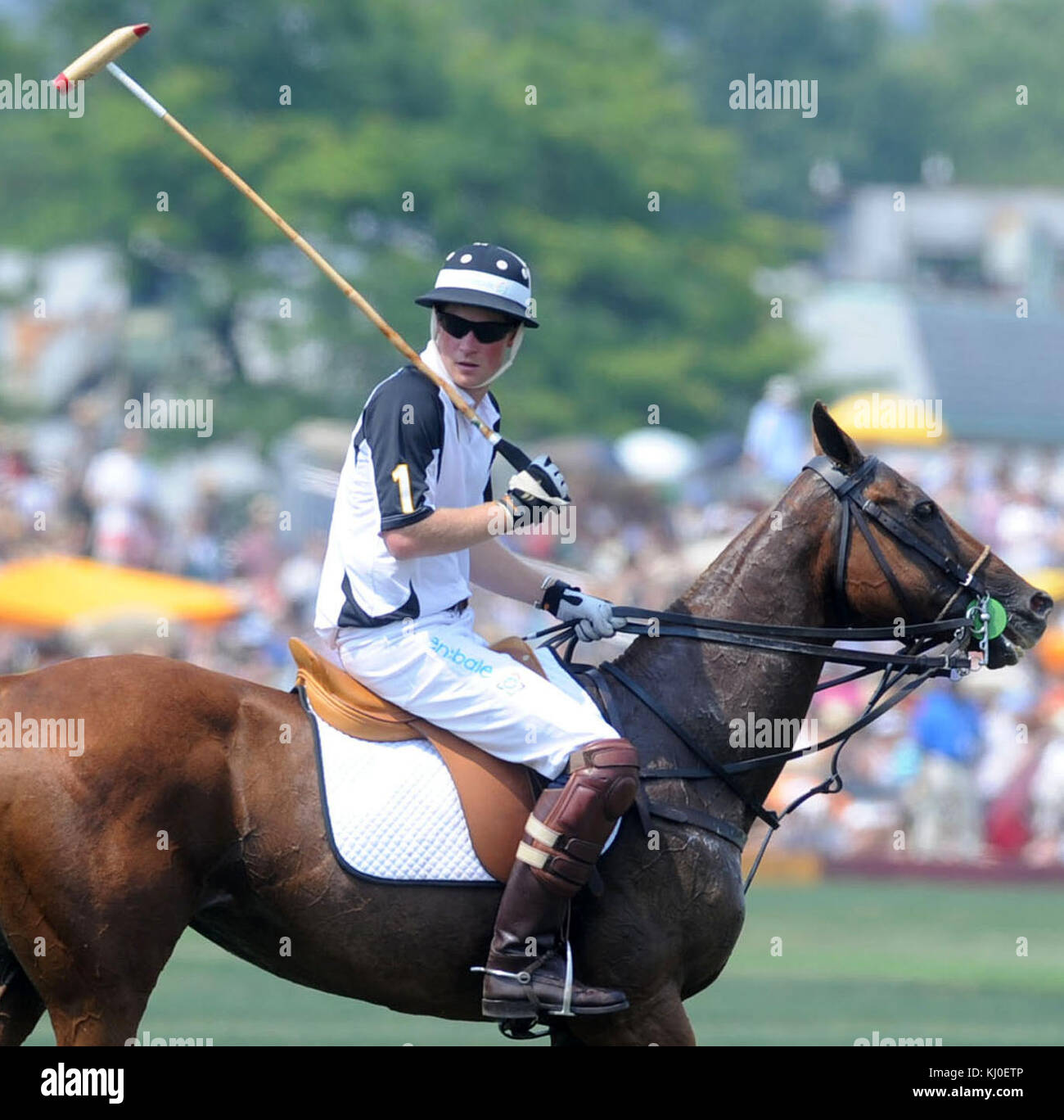 NEW YORK - Juni 27: Seine Königliche Hoheit Prinz Harry konkurriert während des 3. jährlichen Veuve Clicquot Polo Classic auf Governors Island am 27. Juni 2010 in New York City. Personen: Prinz Harry Stockfoto