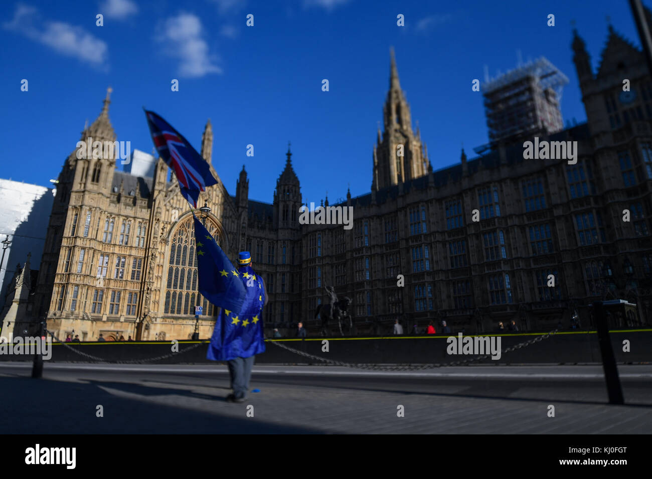 Ein einsamer Demonstrant Brexit setzt seine ein Mann gegen die Brexit Abstimmung Ergebnis außerhalb der Häuser des Parlaments in London. Stockfoto