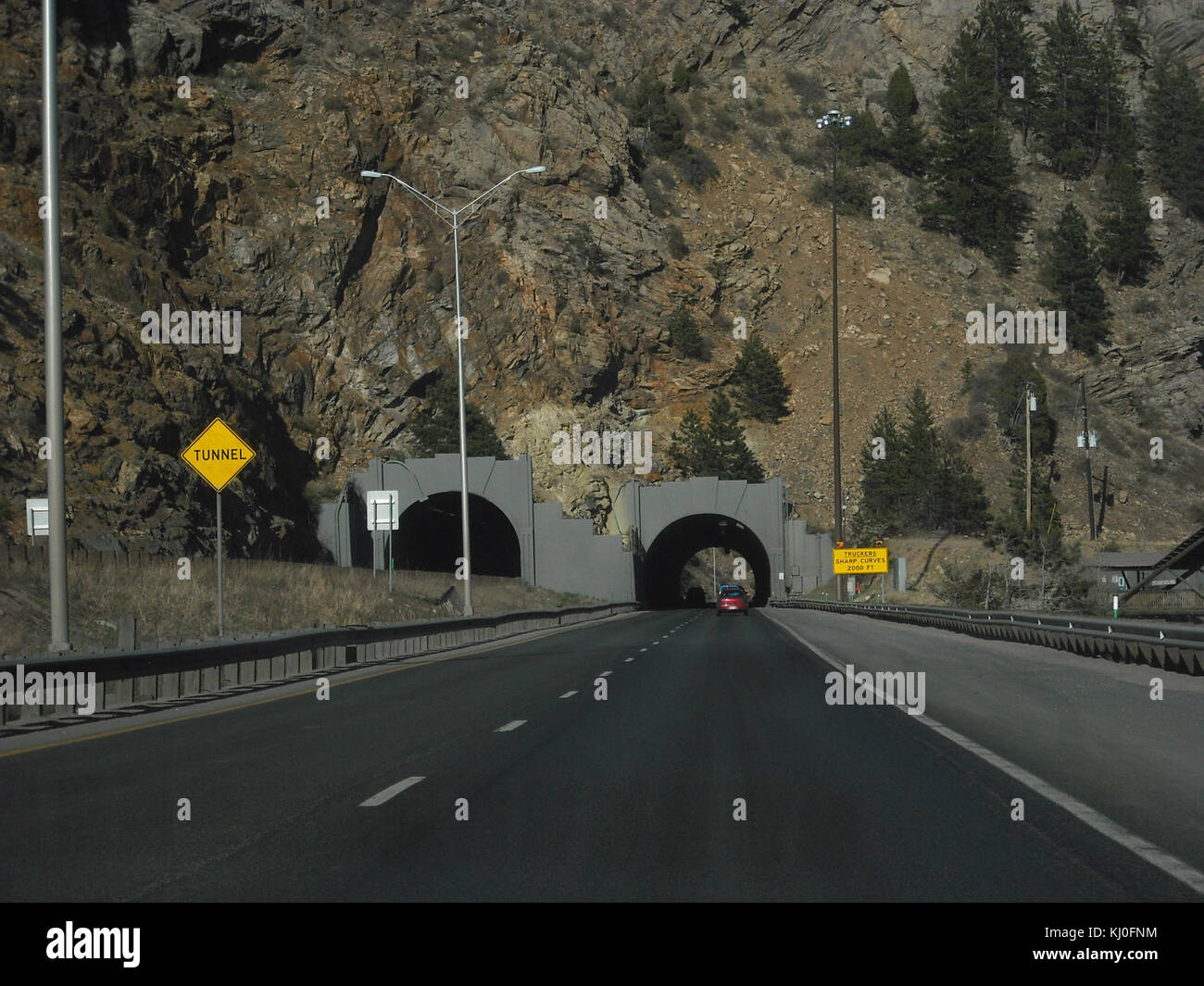 Das Bild zeigt den legendären Tunnel auf der Interstate 70, der sich Denver nähert, in der Nähe von Idaho Springs in Colorado. Sie ist ein wichtiger Teil der Bergroute durch die Rocky Mountains. Stockfoto