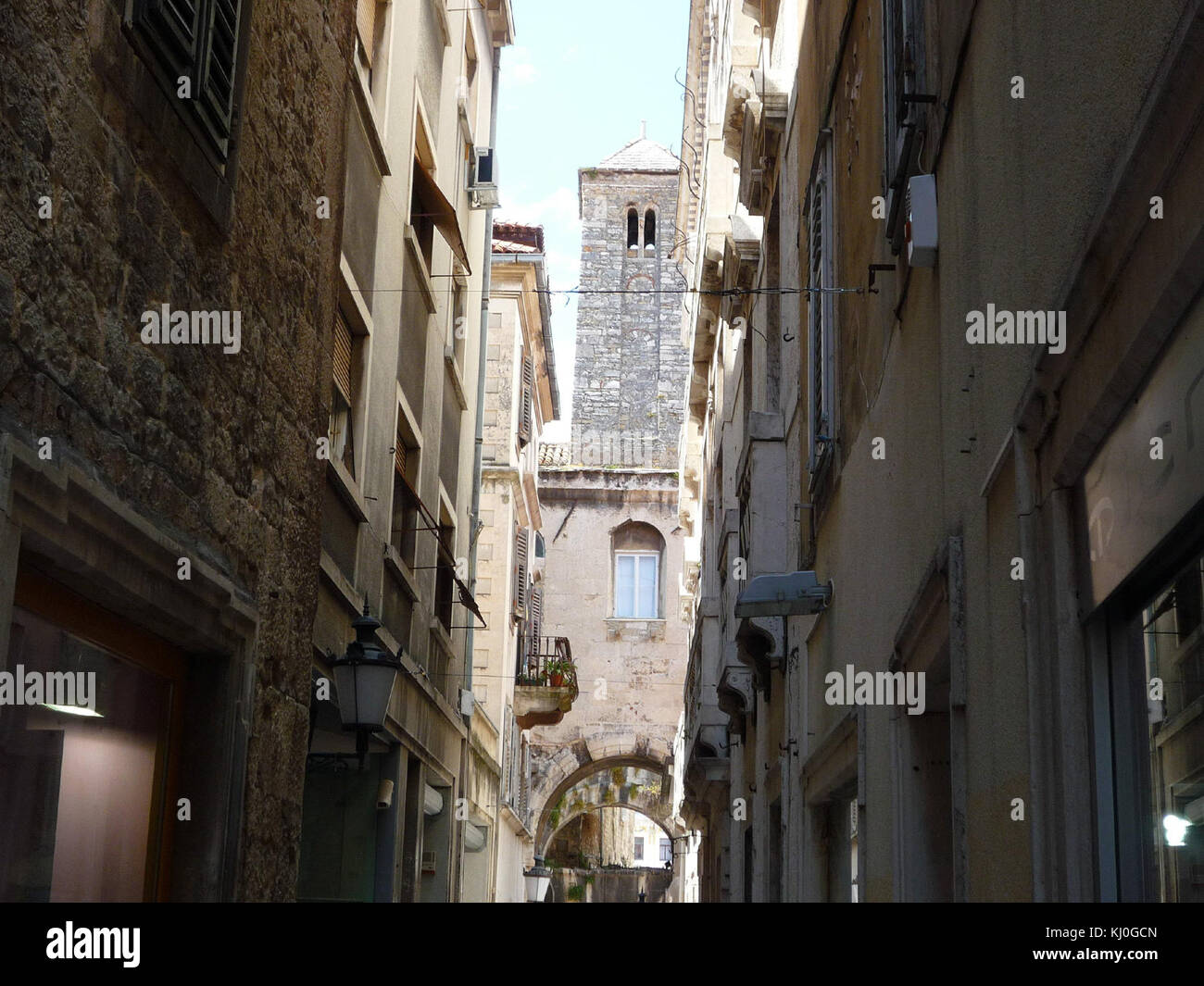 Das Bild zeigt eine enge Straße in einer Altstadt, die die kompakte Architektur und den historischen Charakter der Gegend zeigt. Die Straße spiegelt wahrscheinlich die traditionelle Stadtplanung und die dichte, enge Umgebung wider, die typisch für ältere Städte ist. Stockfoto