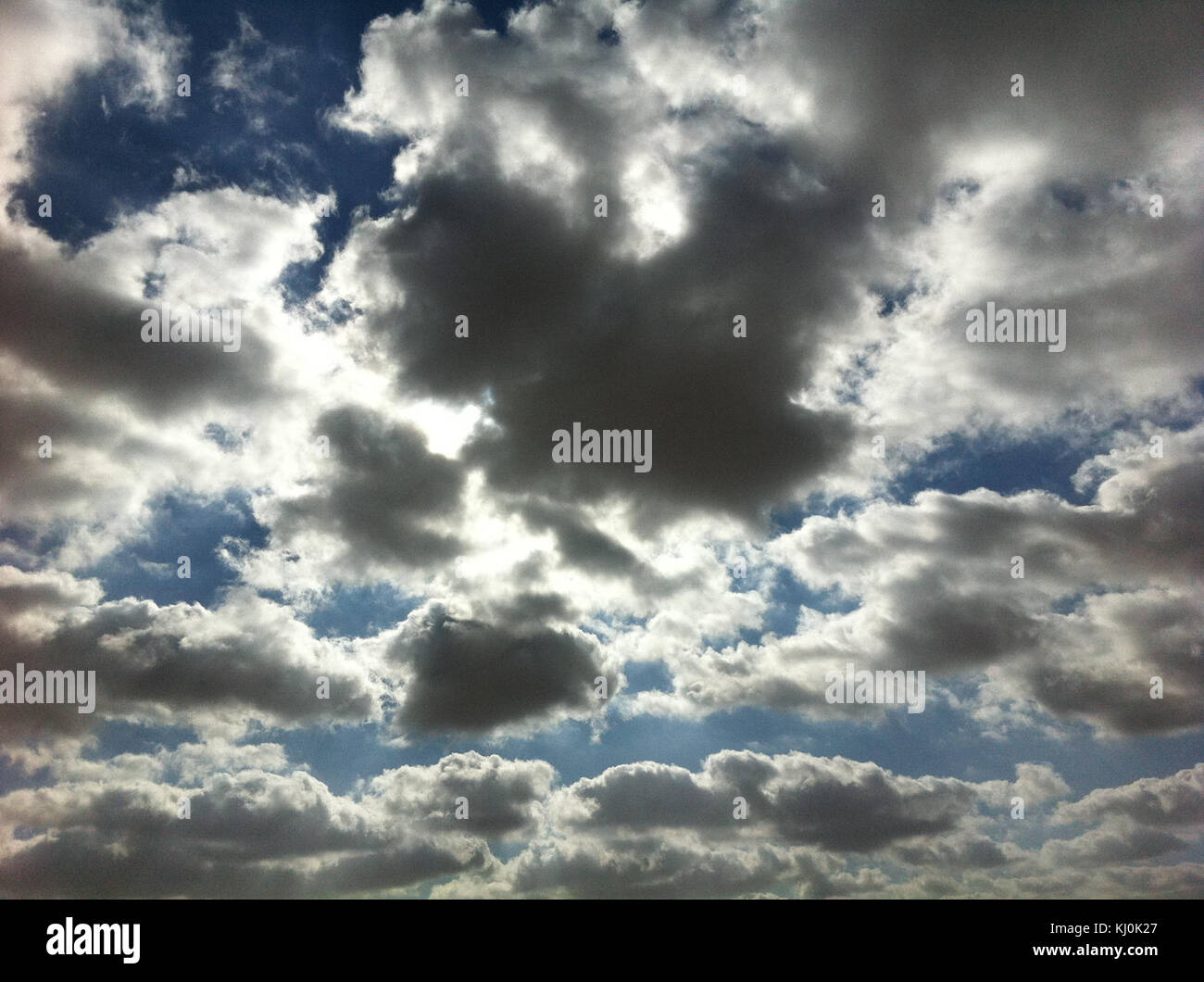 Ein dramatisches Foto, das Wolken über Israel einfängt und das Zusammenspiel von Licht und Atmosphäre in der Region zeigt. Das Bild unterstreicht die natürliche Schönheit und das Klima des Gebiets. Stockfoto