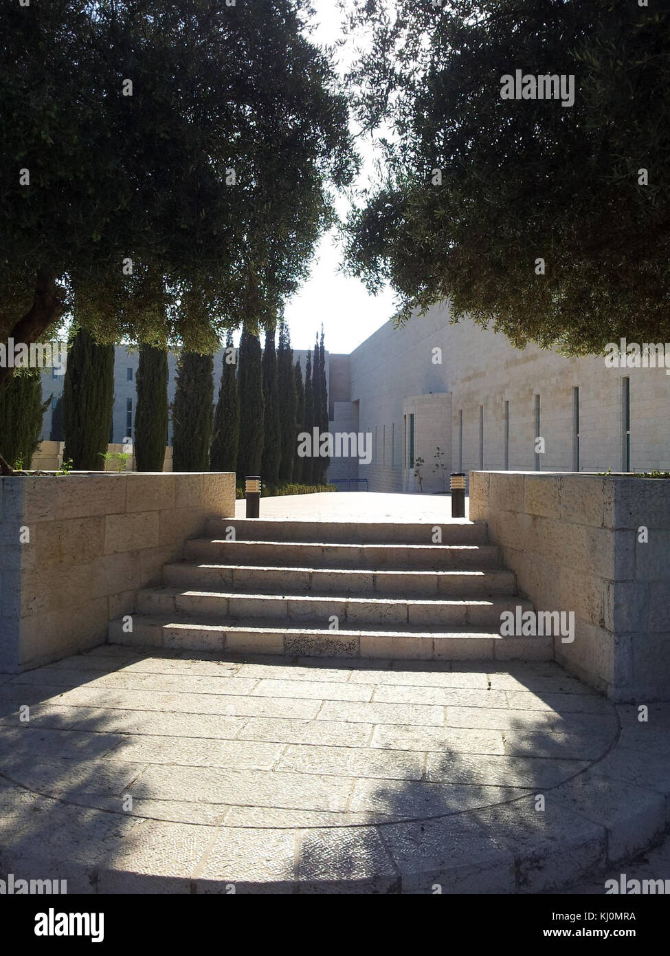 Ein Foto des Gebäudes des Obersten Gerichtshofs Israels in Jerusalem, das seine moderne Architektur zeigt. Das Bild zeigt die bedeutende Rolle des Gebäudes im Justizsystem Israels und seinen Platz in der politischen Landschaft des Landes. Stockfoto