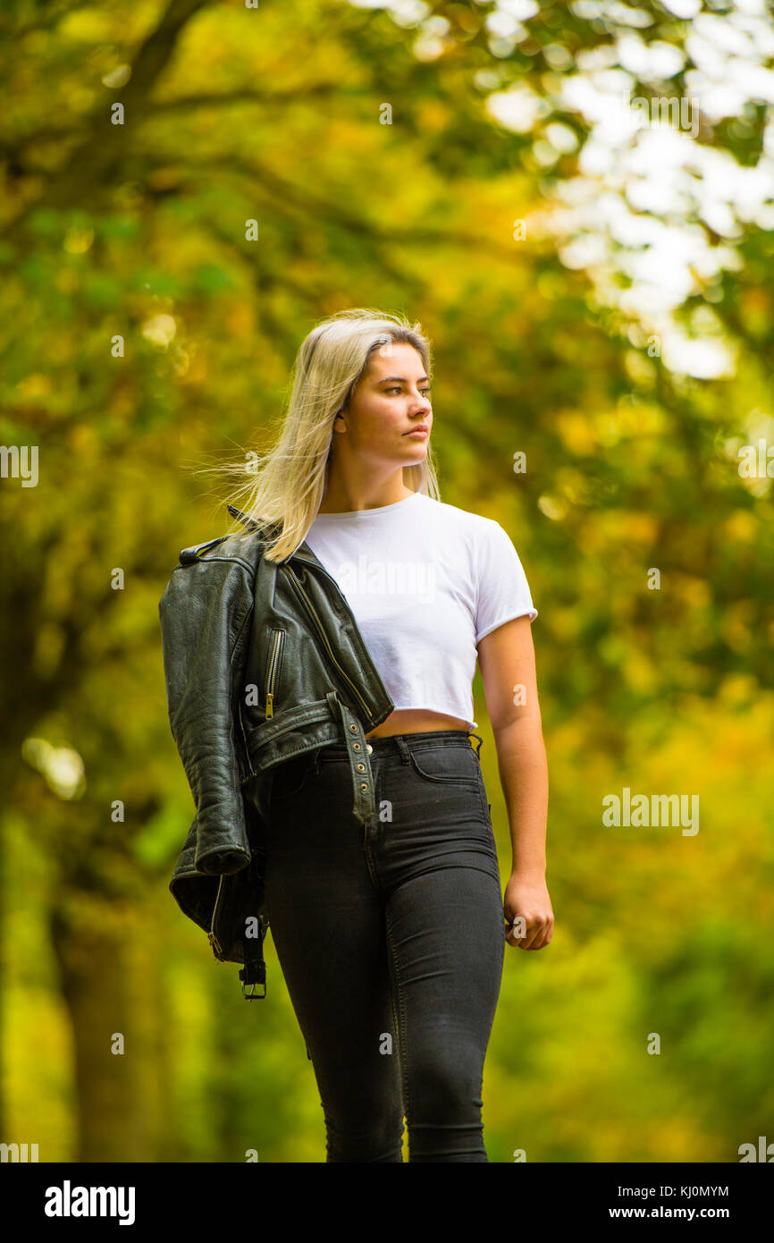 Jugendmädchen Modellierung in Großbritannien: Eine junge 16 jährige Pubertierende, modeling Posing im Freien an einem Herbsttag, Großbritannien Stockfoto