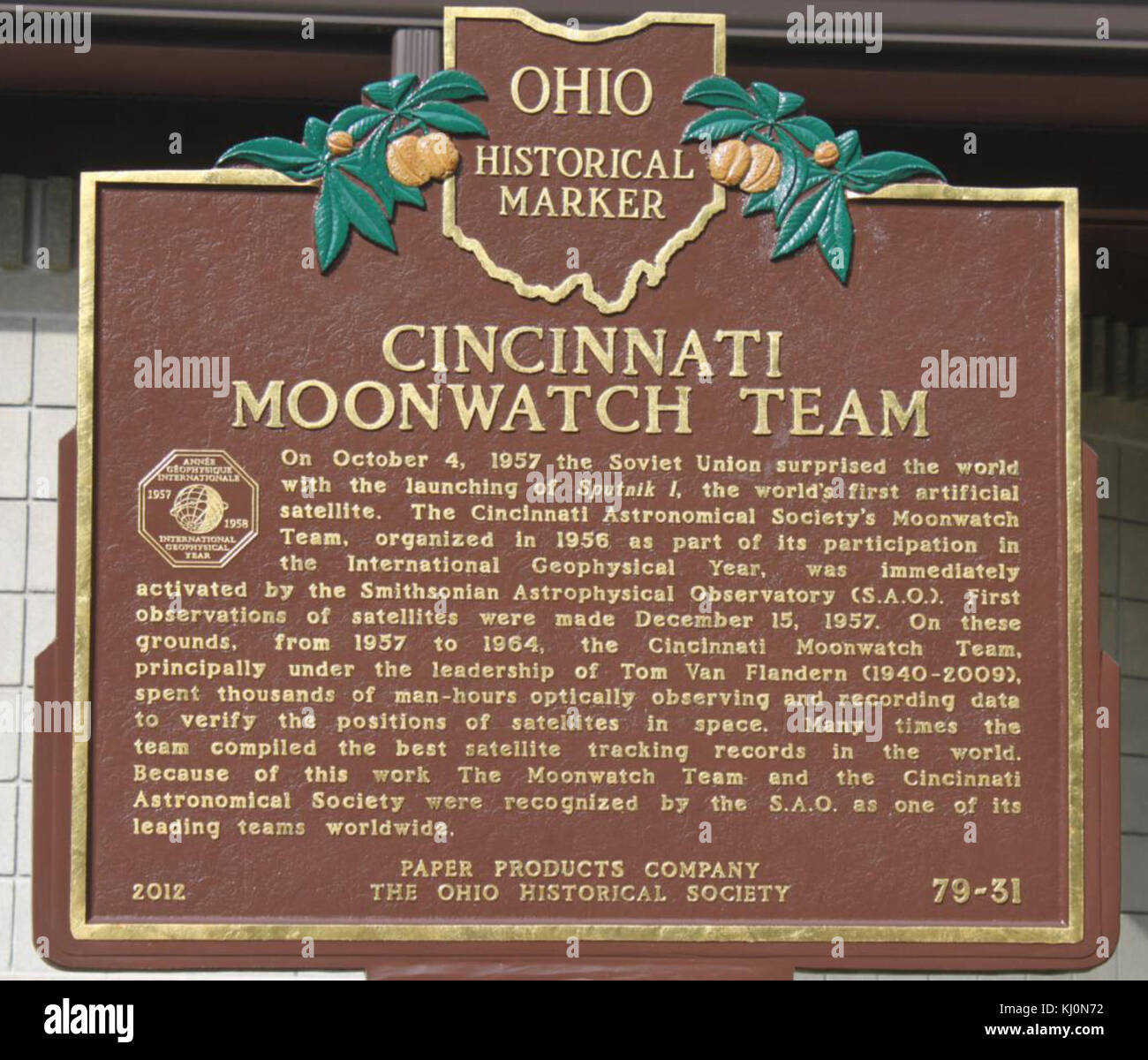 Das Cincinnati Moonwatch Team-Zeichen repräsentiert die Beteiligung der Stadt am Moonwatch-Programm, einem Teil der frühen Bemühungen um die Verfolgung von Satelliten und Himmelskörpern. Stockfoto