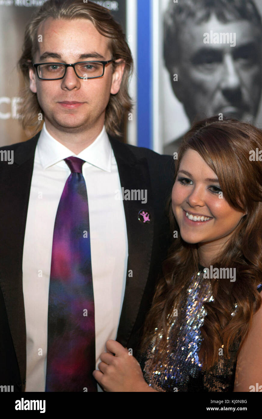 Regisseur und Autor Richard John Taylor (links) und preisgekrönte Schauspielerin Lucy-Jane Quinlan (rechts) kommen für die Weltpremiere von "Akzeptanz (2012)' in Canary Wharf, London, Großbritannien Stockfoto