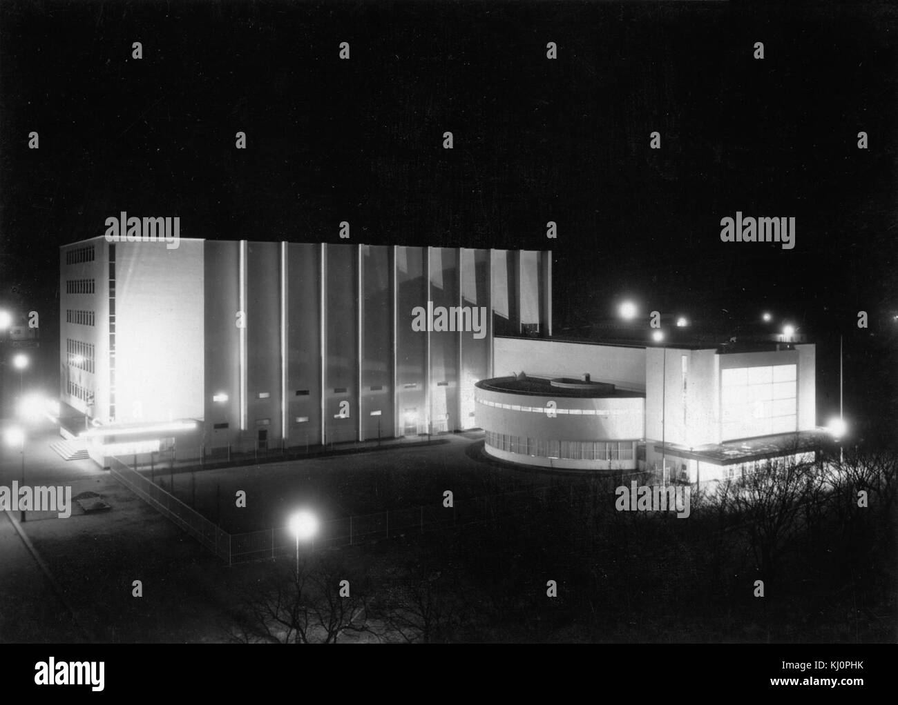 Helsingborgs Konserthus in Helsingborg, Schweden, ist ein moderner Konzertsaal, der für sein architektonisches Design und seine Rolle in der Kulturszene der Stadt bekannt ist. Im Gebäude finden verschiedene musikalische Darbietungen und kulturelle Veranstaltungen statt. Stockfoto