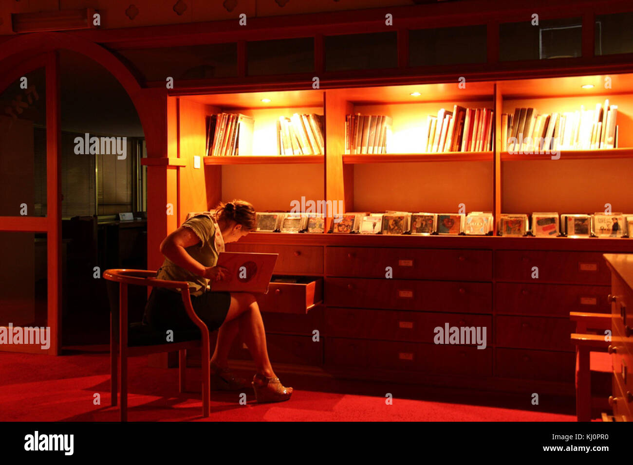 „Nacht in Beit Ariela“ ist ein Foto, das die Atmosphäre von Beit Ariela, einem kulturellen Zentrum in Tel Aviv, Israel, einfängt. Das Bild spiegelt wahrscheinlich eine nächtliche Ansicht der Aktivitäten des Zentrums oder seiner Umgebung wider. Stockfoto