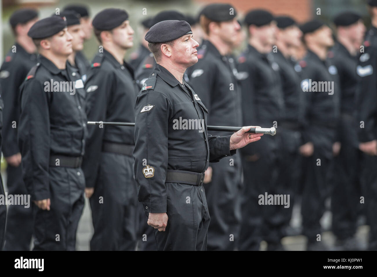 Die Truppen des Royal Tank Regiment in ihren markanten schwarzen Overalls und Barets sind anlässlich des hundertsten Jahrestages der Schlacht von Cambrai im Tidworth Camp, Wiltshire, auf einer Parade. Stockfoto