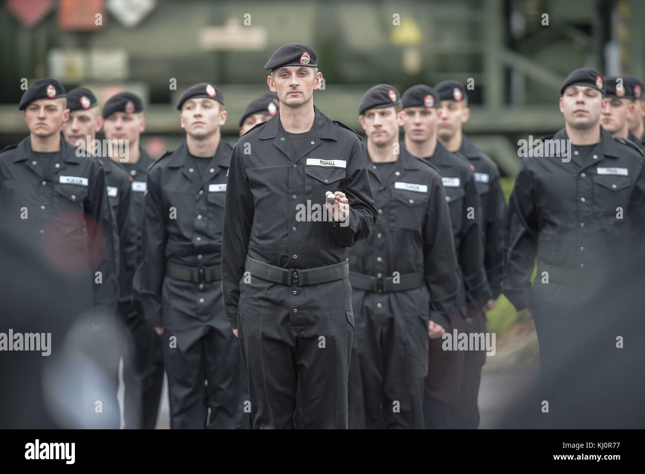 Die Truppen des Royal Tank Regiment in ihren markanten schwarzen Overalls und Barets sind anlässlich des hundertsten Jahrestages der Schlacht von Cambrai im Tidworth Camp, Wiltshire, auf einer Parade. Stockfoto