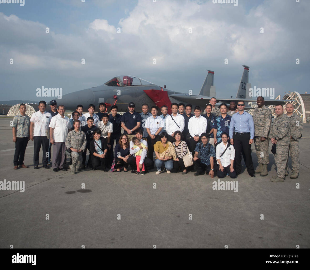 Mitglieder des 18 Sicherheitskräfte Squadron und der Okinawa Polizei stehen zusammen für ein Gruppenfoto 9. November 2017, bei Kadena Air Base, Japan. Mehr als 70 Mitglieder aus der Okinawa Polizei nahmen an der bi-laterale Open-house. (U.S. Air Force Foto von älteren Flieger Quay Drawdy) Stockfoto