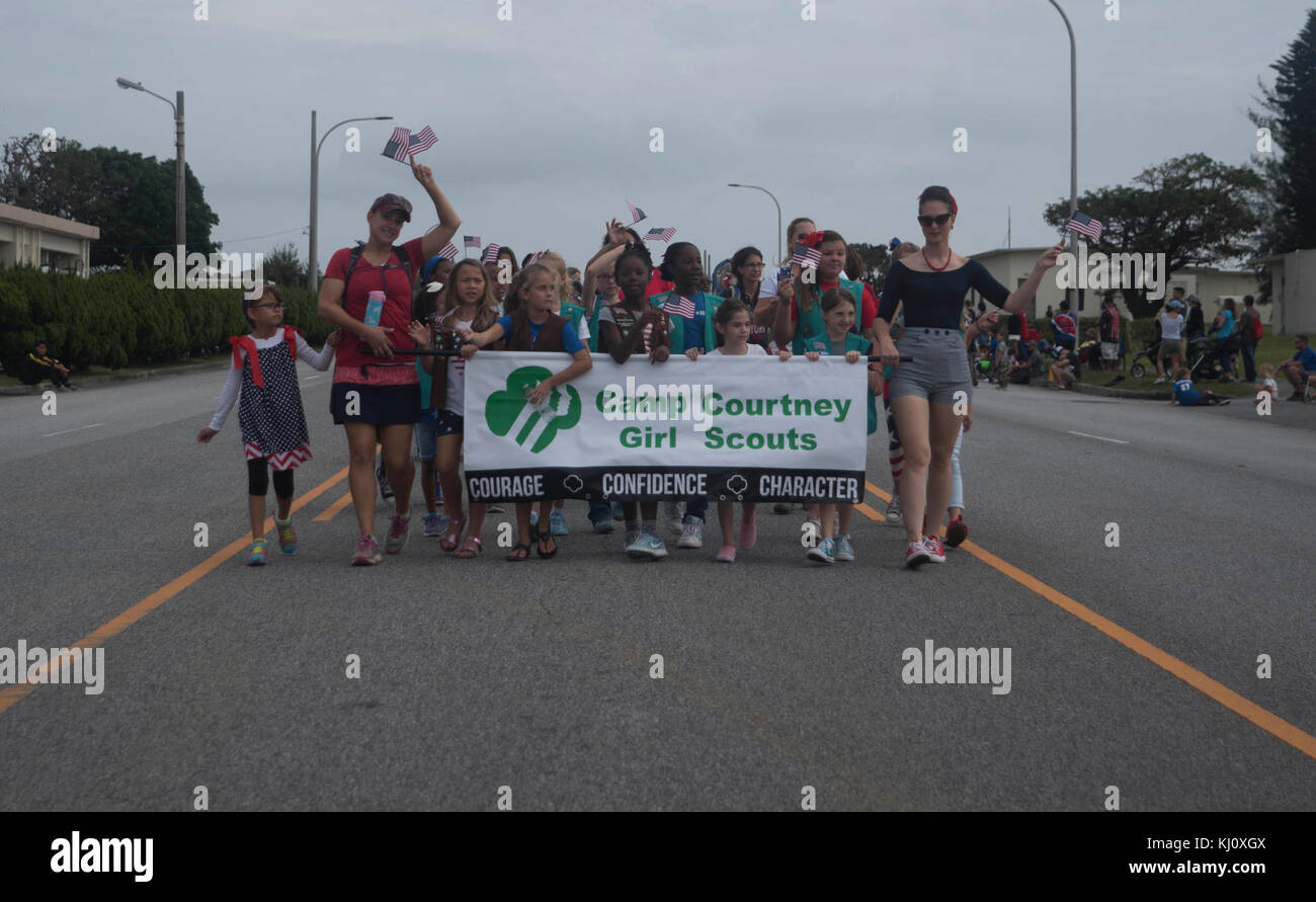 Mitglieder des Camp Courtney Pfadfinder nehmen an einem Veterans Day Parade Nov.11, 2017, bei Kadena Air Base, Japan. Veterans Day ist zu ehren diejenigen, die ihr Land gedient haben oder derzeit im Dienste der Bürger der USA und ihrer Verbündeten zu schützen. (U.S. Air Force Foto von älteren Flieger Quay Drawdy) Stockfoto