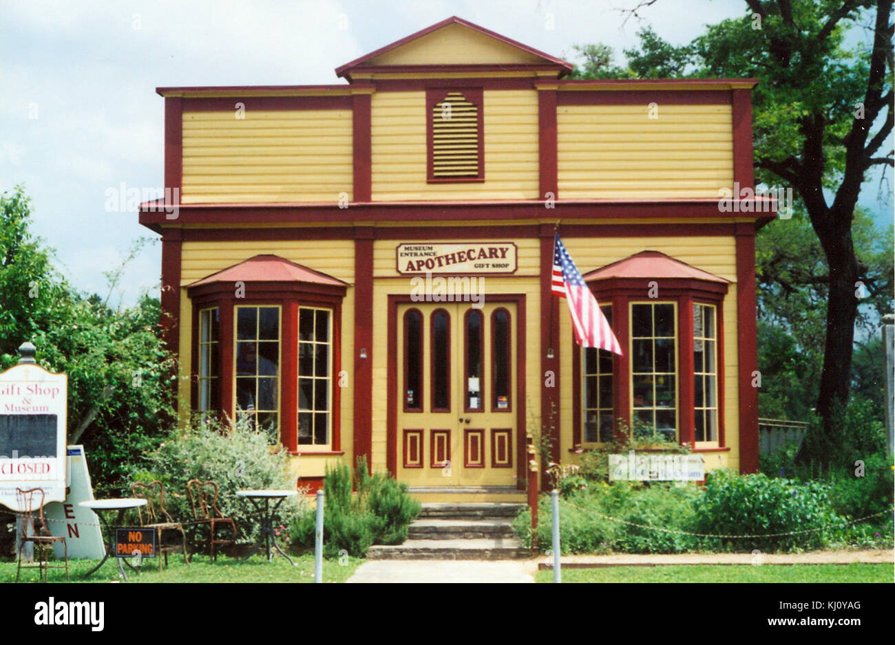 Henkel's Drug Store in Round Top, Texas, ist ein historisches Unternehmen, das für seine Rolle als Apotheke und Gemischtwarenladen in der lokalen Gemeinde bekannt ist. Dieses Gebäude spiegelt den Kleinstadtcharme und die Geschichte von Texas im späten 19. Und frühen 20. Jahrhundert wider. Stockfoto