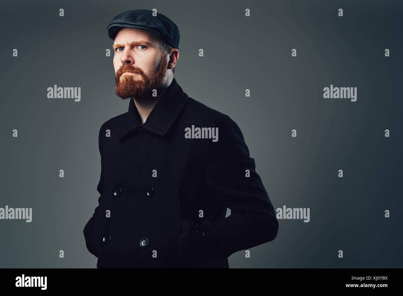 Ein Mann mit Barbarossa Ferien auf grauen Hintergrund. Stockfoto