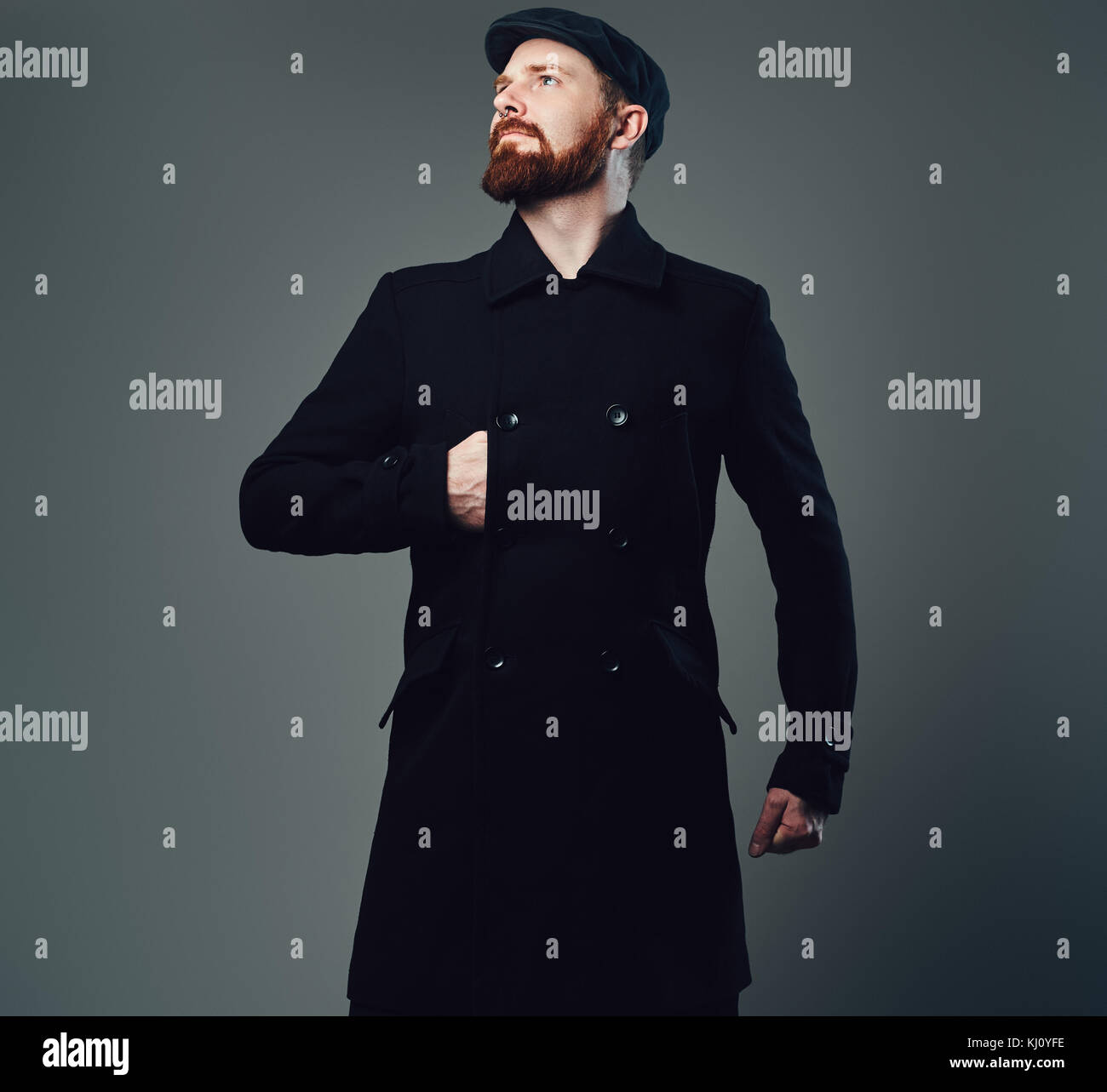 Ein Mann mit Barbarossa Ferien auf grauen Hintergrund. Stockfoto