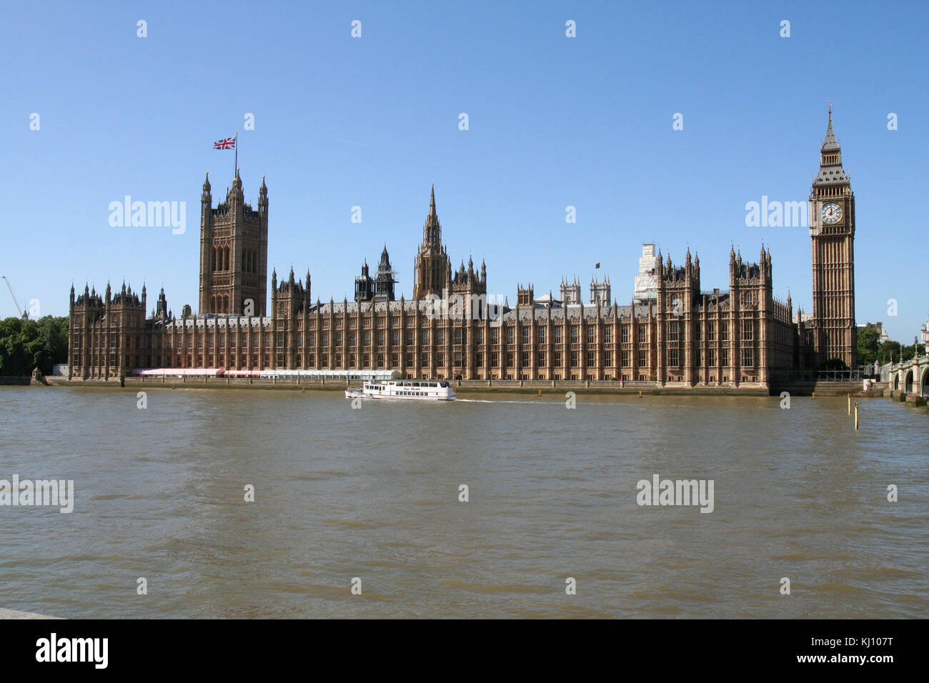 Palast von Westminster aus der South Bank der Themse. Stockfoto