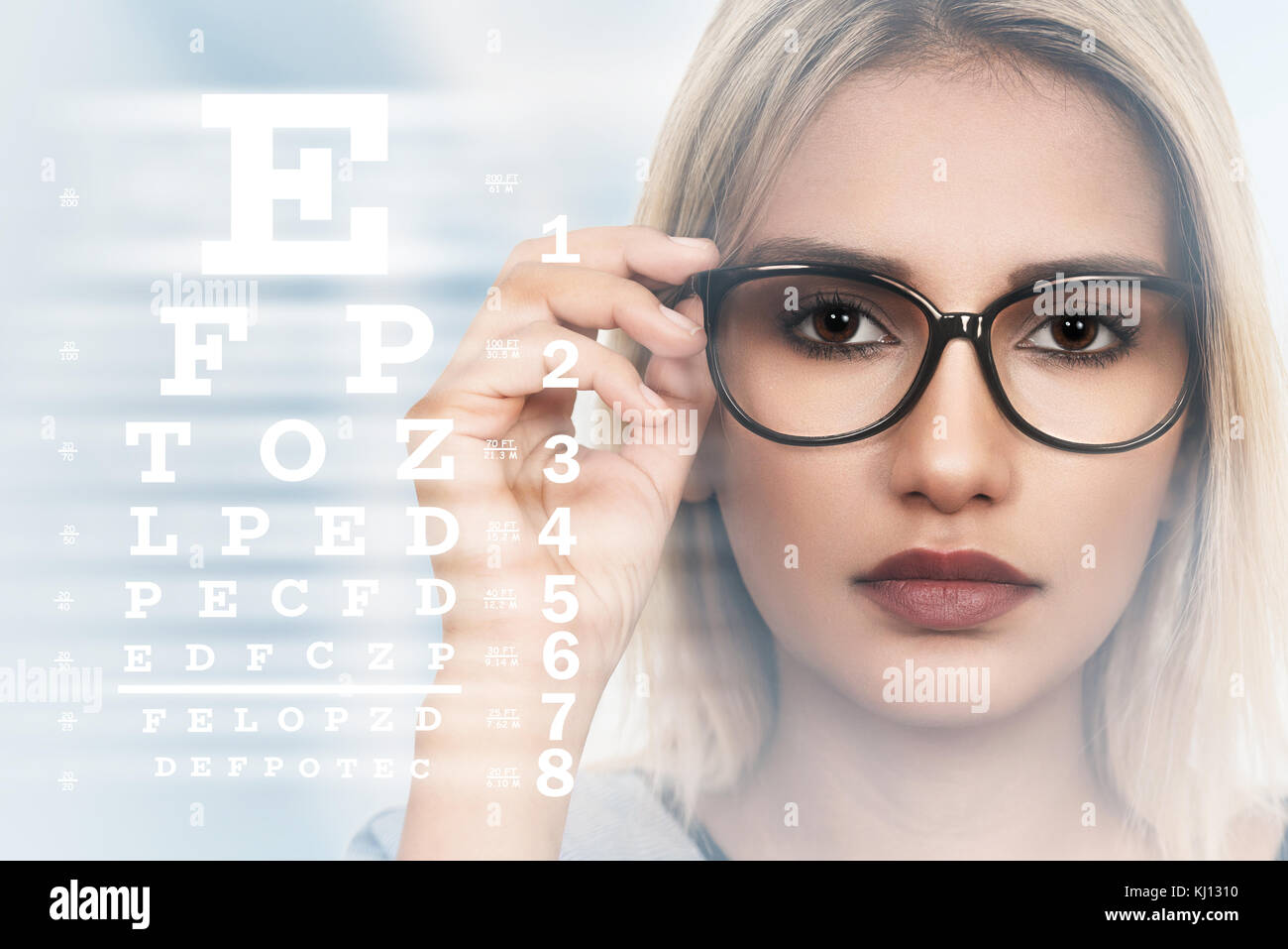 Junge Frau mit Brille auf Sehvermögen Test Chart Hintergrund Stockfoto