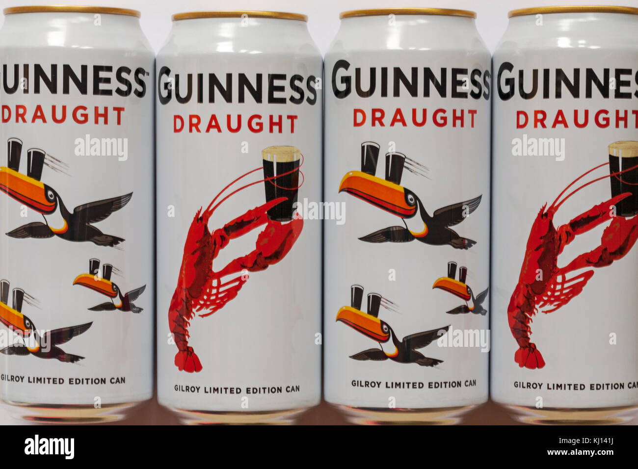 Guinness Draught - Limited Edition Guinness Dosen mit kultigen John gilroys Toucan und Hummer Artwork - vier Dosen auf ads auf der Grundlage Stockfoto