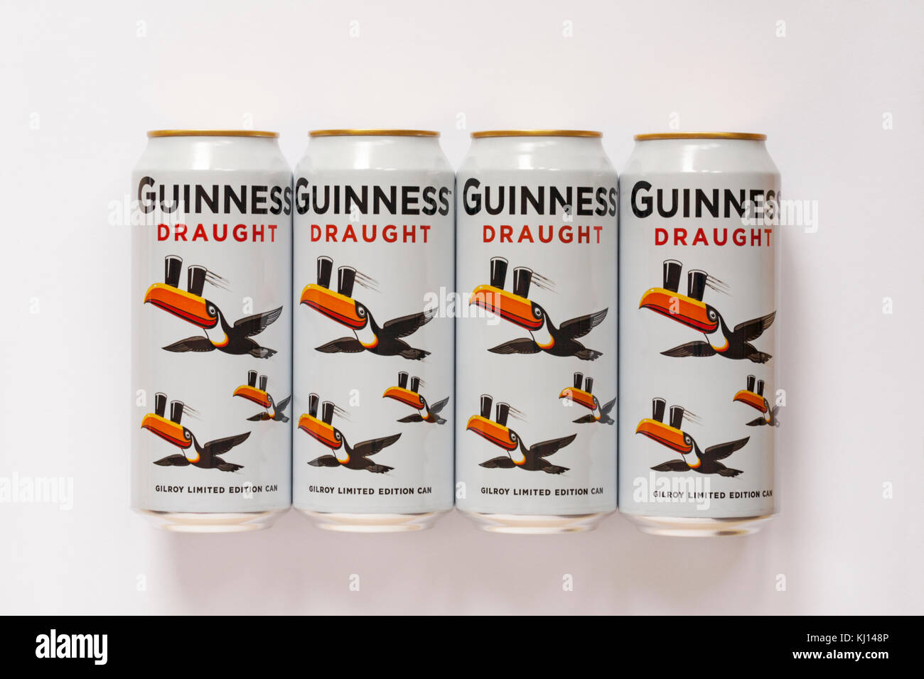 Guinness Draught - Limited Edition Guinness Dosen mit kultigen John gilroys Toucan Artwork - vier Dosen auf weißem Hintergrund auf ads auf der Grundlage Stockfoto