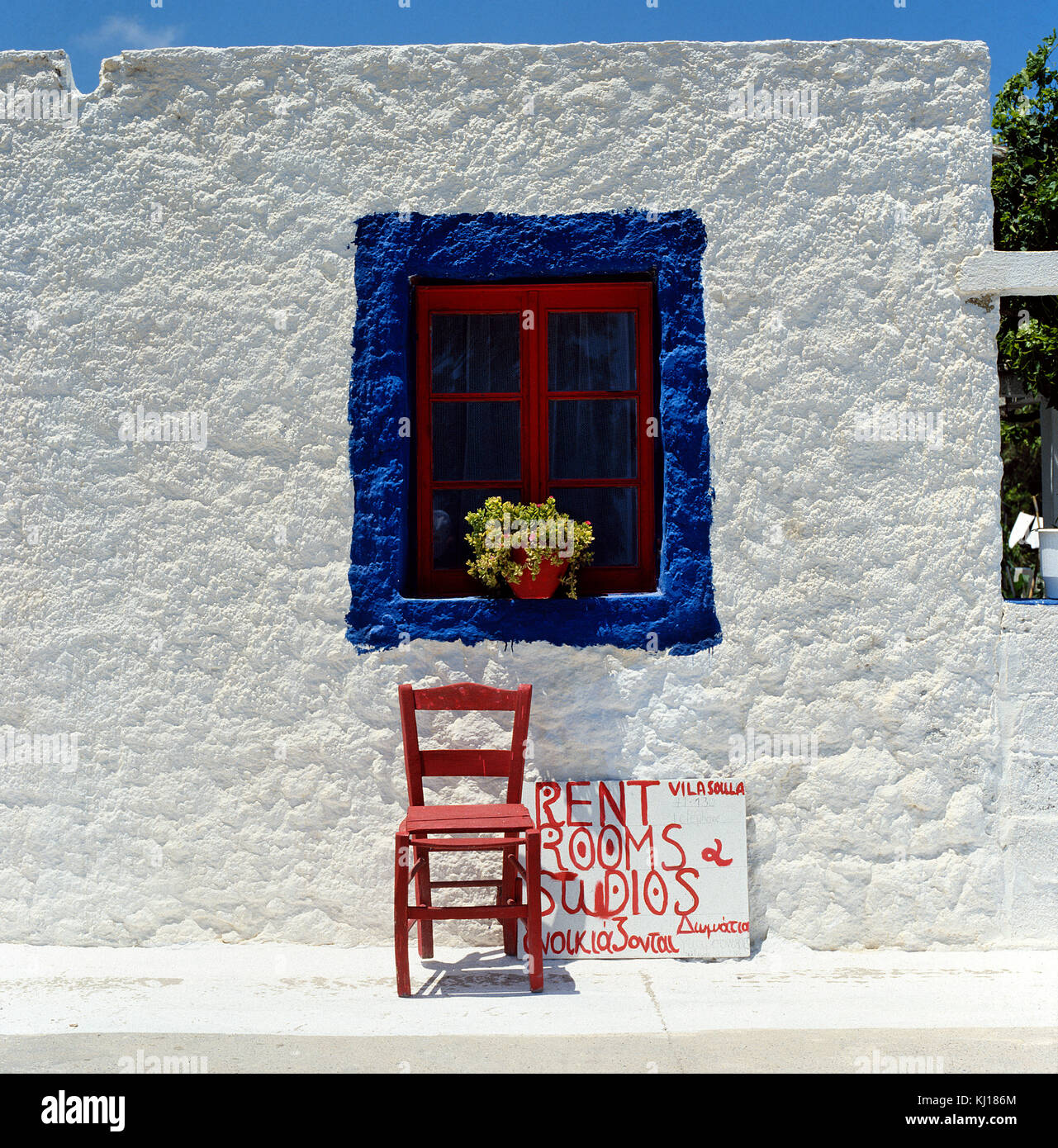 Die weiß getünchten Häuser mit blauen Fenstern.. einfach Griechenland Stockfoto