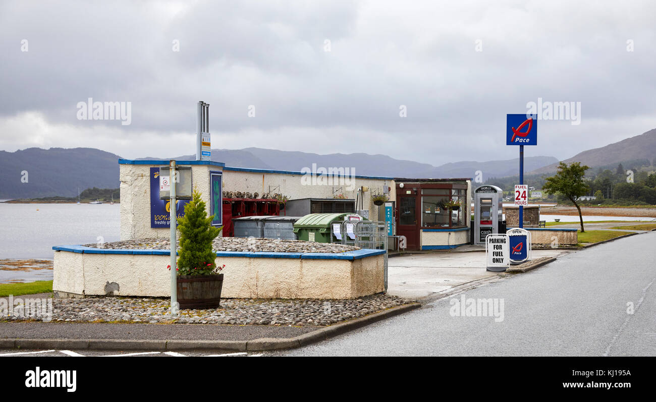 Tempo 24 hr self service Tankstelle einschließlich Bankautomaten und Recycling point mit Wheelie bins. An der Nordküste 500 Route auf der a896 in lochcarron Stockfoto