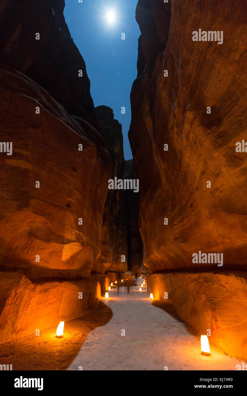 Petra, Jordanien, 24. Dezember 2015, die Schatzkammer, Petra bei Nacht mit voller monn. Die antike Stadt Petra, Al Khazneh in Jordanien Stockfoto