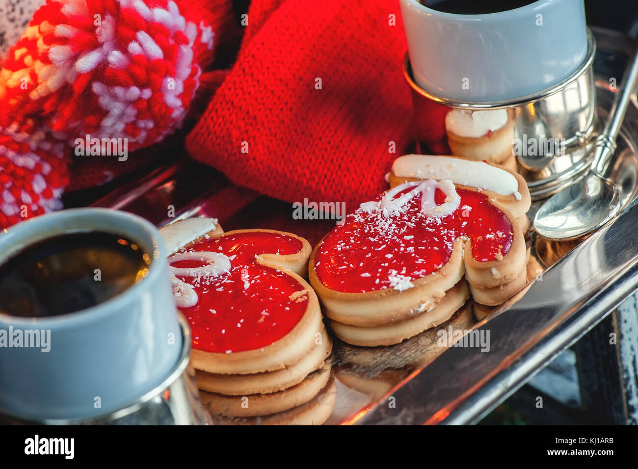 Zwei Der Torte Teig Fäustlinge Und Marmelade Mit Kaffee