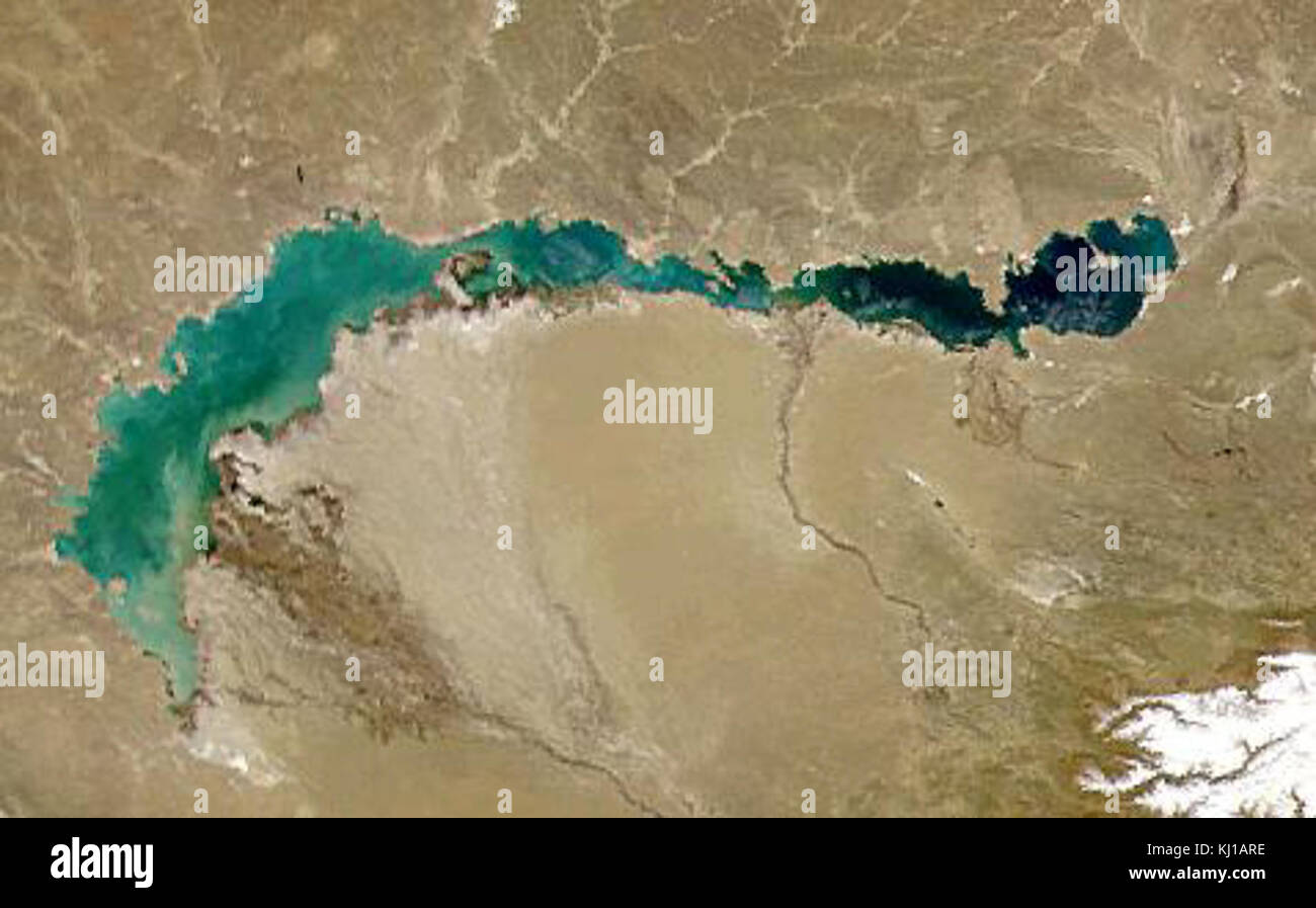 Dieses Satellitenbild zeigt den Balchash-See in Kasachstan. Der See ist einzigartig für seine Kombination aus süß- und Salzwasser und seine geografische Lage macht ihn zu einem wichtigen Merkmal in Zentralasiens Ökosystem und Hydrologie. Stockfoto