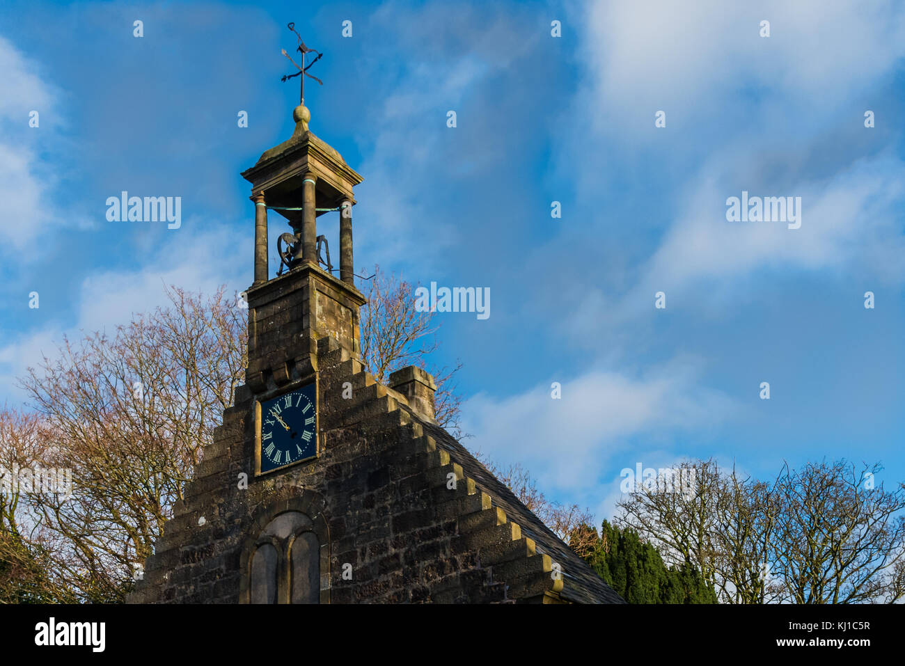 Lochwinnoch, Schottland, Großbritannien - November 18,2017: Die frühen 18. Jahrhundert der St. Johannes Kirche und die Wetterfahne mit plogh Design auf der Saint John Kirk., auch k Stockfoto