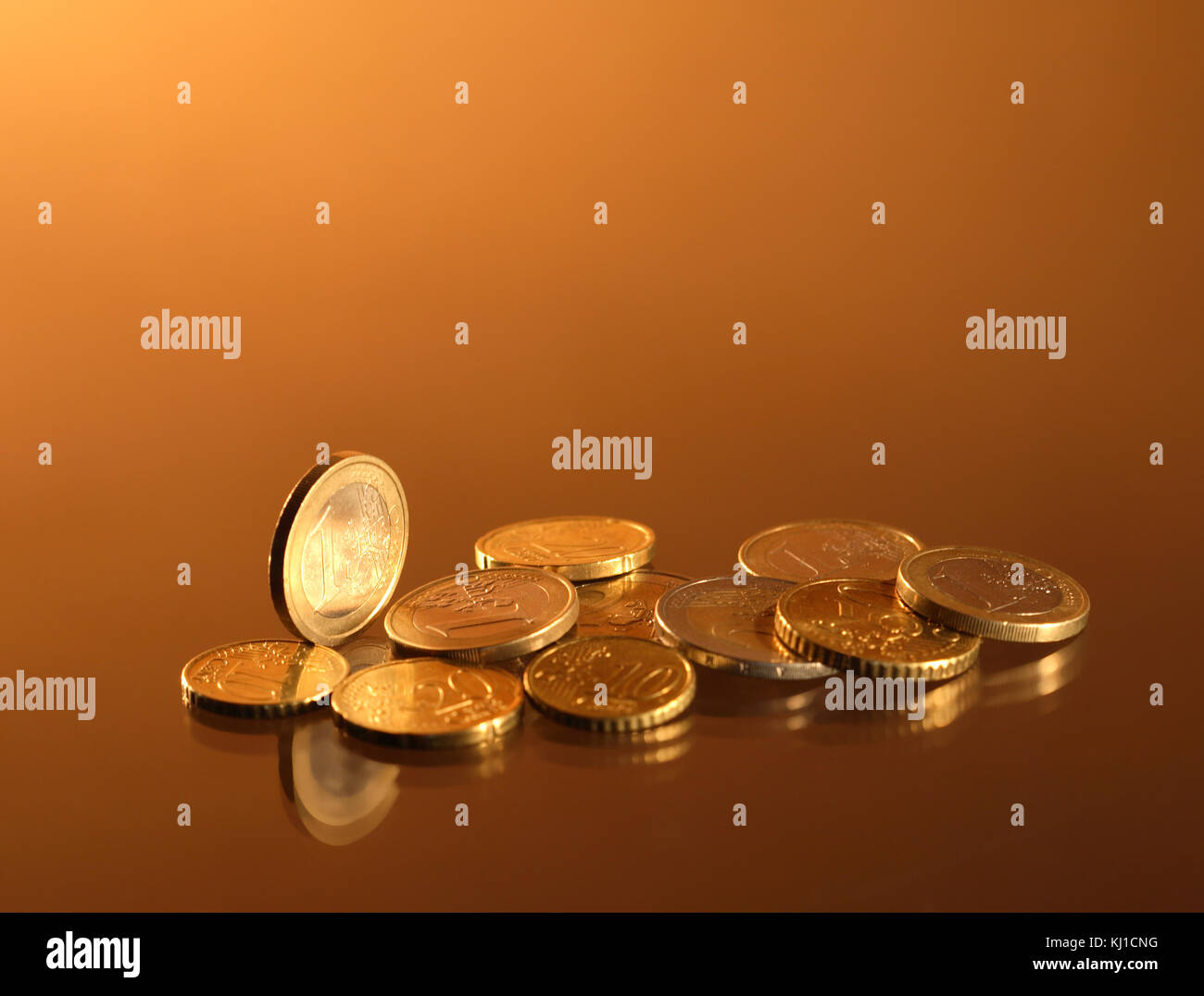 Nahaufnahme von wenigen Europäischen Union Münzen auf Farbübergang Hintergrund mit Nachhall Stockfoto