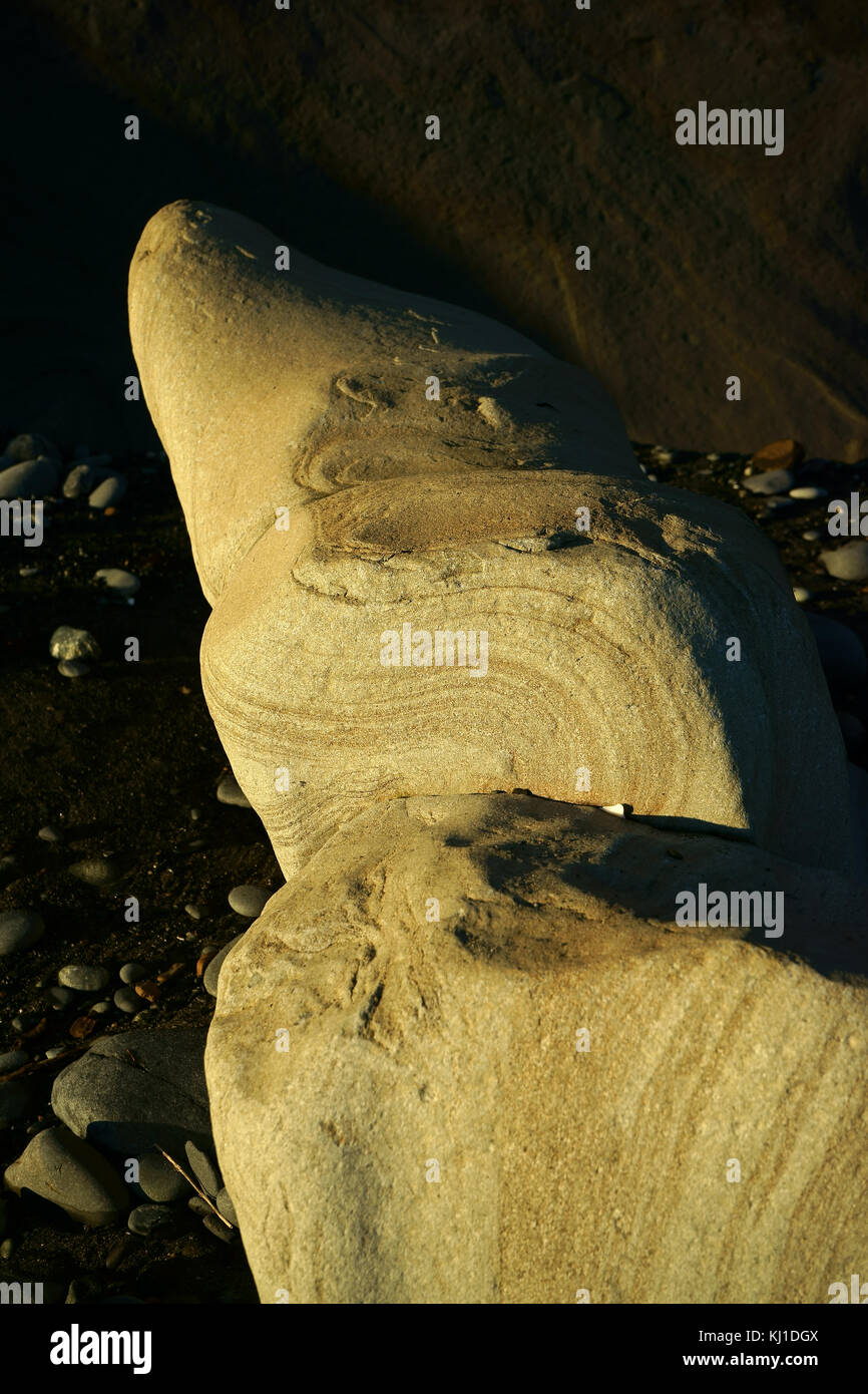 Sandstein Boulder durch Erosion auf Gezeiten Strand gebildet, die Kachemak Bucht, Kenai Halbinsel, Homer, Alaska Stockfoto