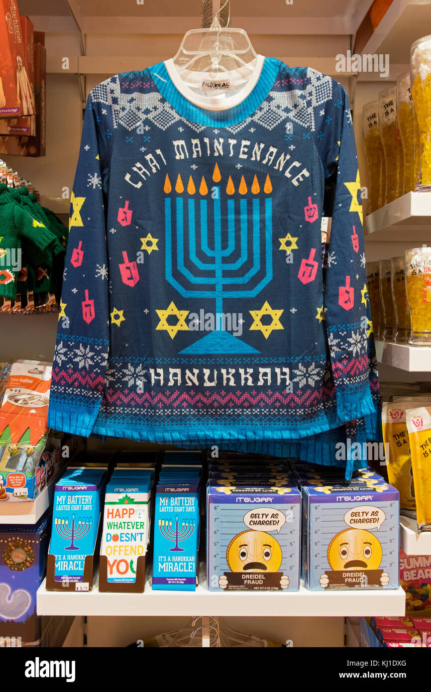 Eine Chnaukkah t-shirt und Chanukkah Bonbons für Verkauf an Es ugar in der Tanger Outlet Mall in Deer Park, Long Island, New York. Stockfoto