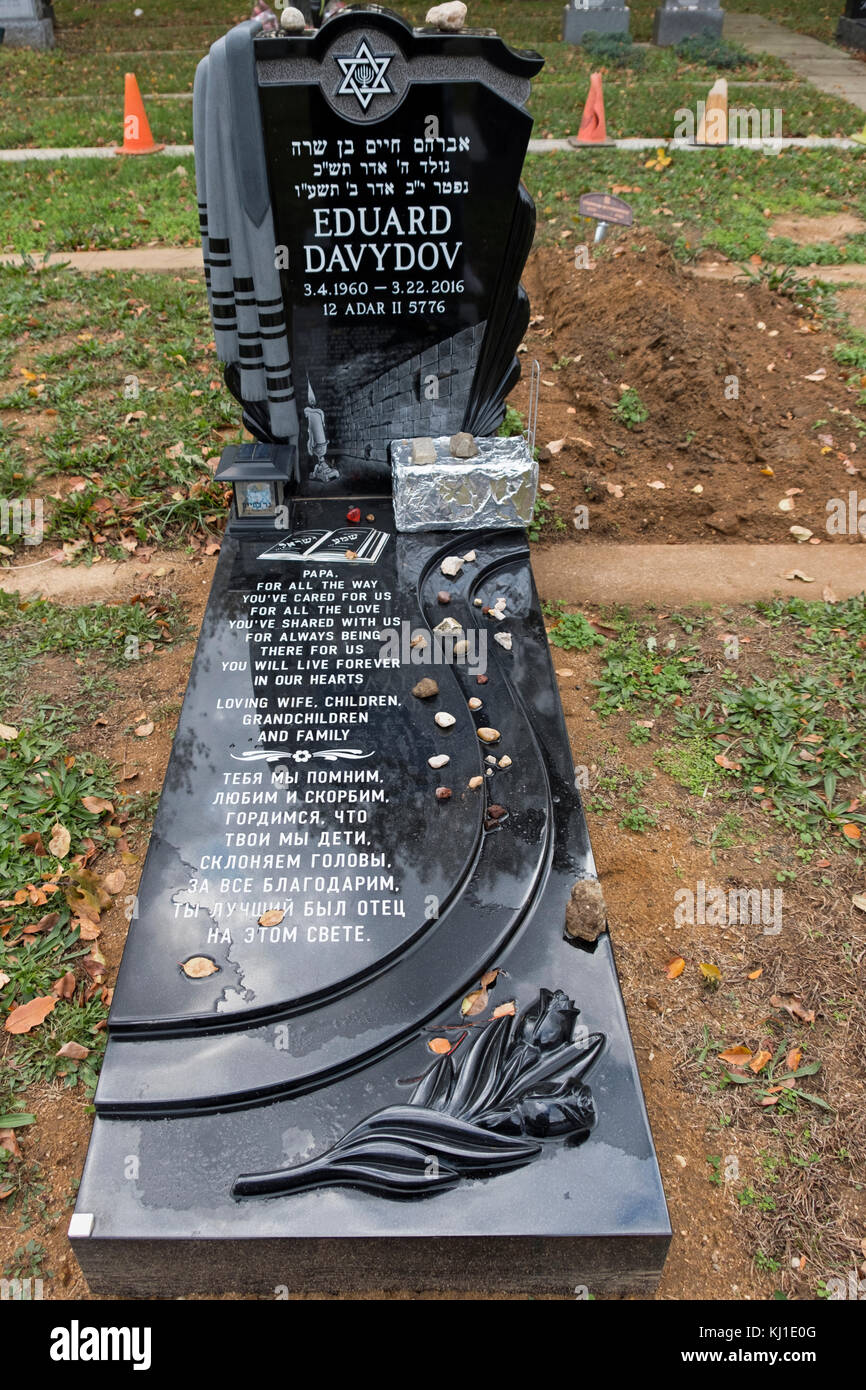 Eine reich verzierte schwarze Granit Grabstein mit einem Diamanten ätzen in Montefiore Friedhof in Cambria Heights, Brooklyn, New York. Stockfoto