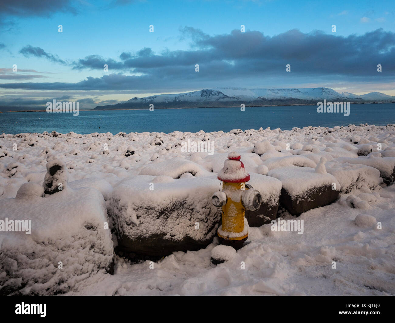 Land aus Feuer und Eis: jetzt auf einem Hydranten über eine verschneite Reykjavik Bucht, Island Stockfoto
