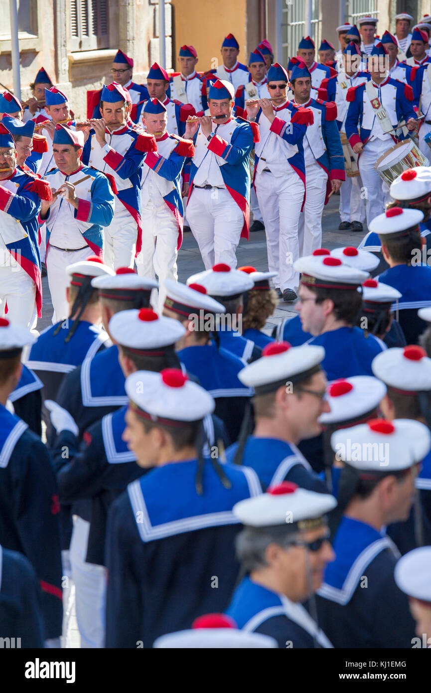 Europa, Frankreich, Var 83, Saint-Tropez, Bravado. Parade von Flöten- und Trommler-Spielern. Stockfoto