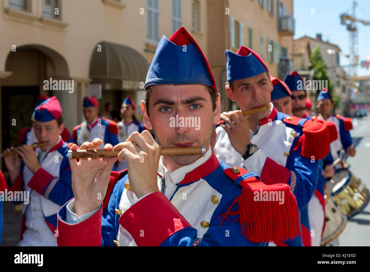 Europa, Frankreich, Var 83, Saint-Tropez, Mut. Parade der Flöten Spieler. Stockfoto