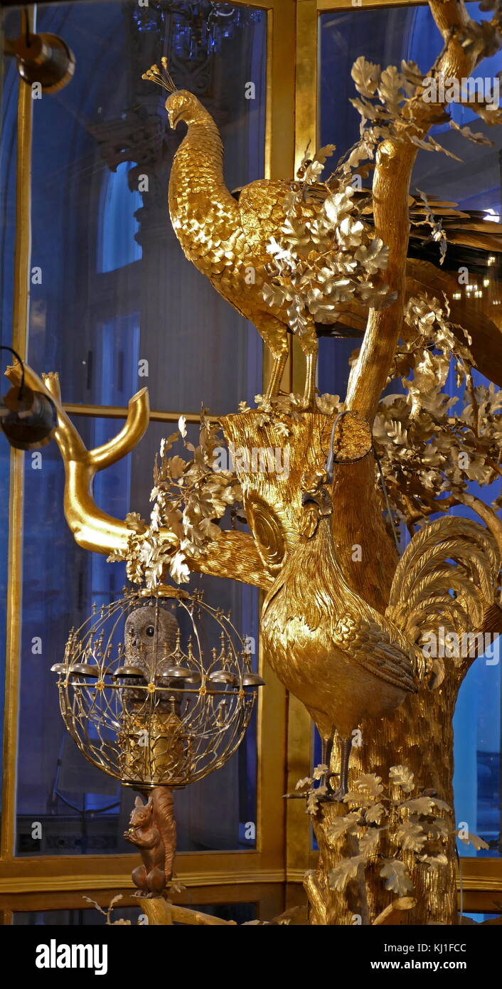 Der Pfau Wecker in den Sammlungen der Eremitage in St. Petersburg. Es ist ein Automat mit drei lebensgroße mechanische Vögel. Es wurde 2005 durch den Unternehmer James Cox in der zweiten Hälfte des 18. Jahrhunderts und durch den Einfluss von Grigorij Potemkin von Katharina die Große im Jahr 1781 erworben wurde hergestellt. Stockfoto