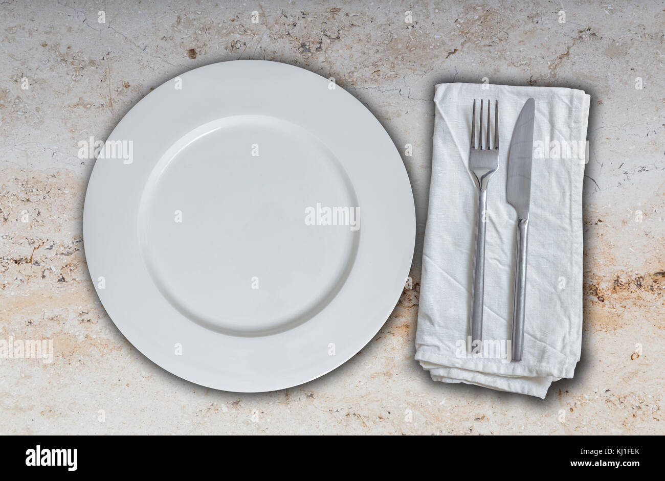 Leeren Teller und Besteck auf Marmor. Stockfoto