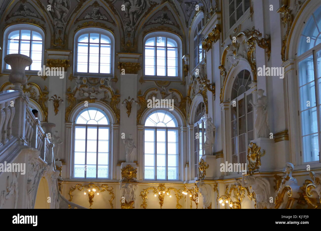 Ornamente und vergoldeten Oberflächen um die große Treppe des Winterpalais, in St. Petersburg, Russland, die von 1732 bis 1917, die offizielle Residenz des russischen Monarchen. Stockfoto