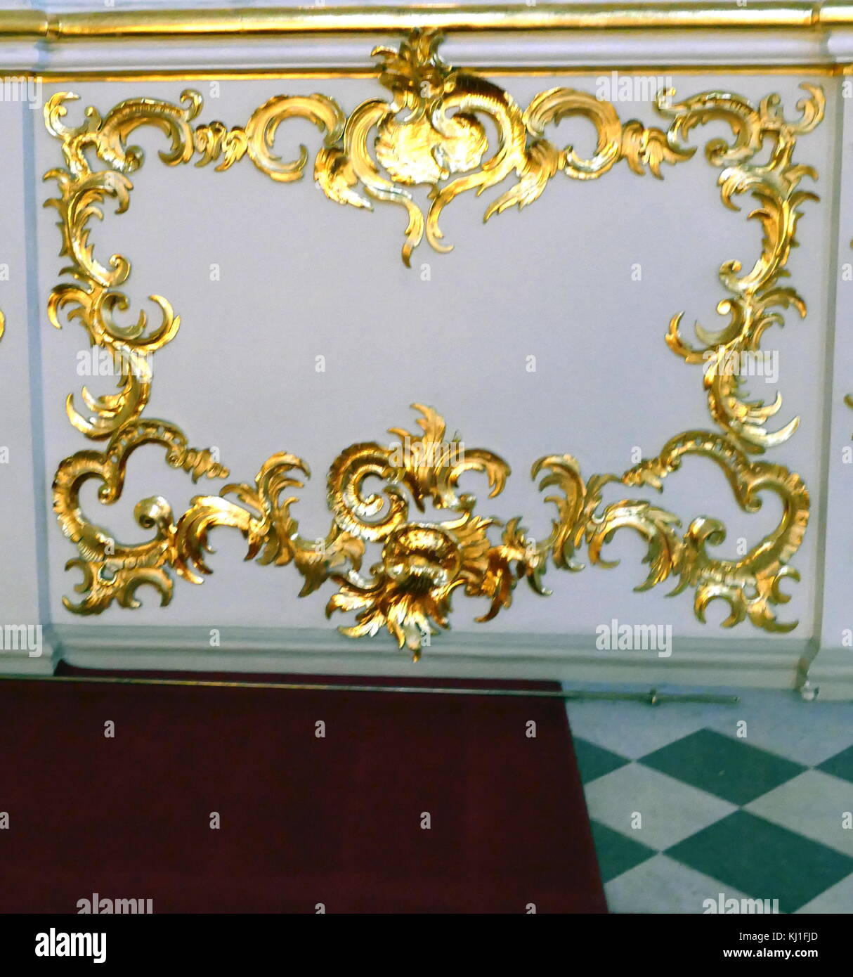 Ornamente und vergoldeten Oberflächen um die große Treppe des Winterpalais, in St. Petersburg, Russland, die von 1732 bis 1917, die offizielle Residenz des russischen Monarchen. Stockfoto