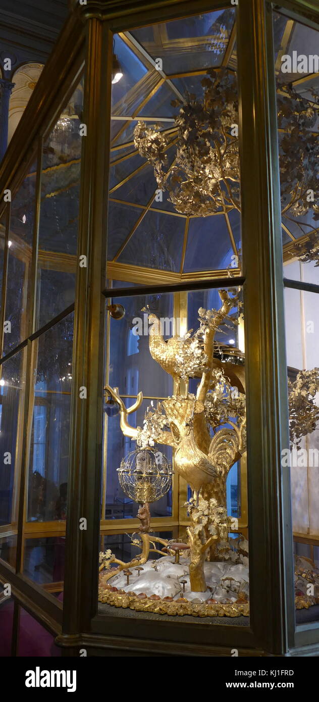 Der Pfau Wecker in den Sammlungen der Eremitage in St. Petersburg. Es ist ein Automat mit drei lebensgroße mechanische Vögel. Es wurde 2005 durch den Unternehmer James Cox in der zweiten Hälfte des 18. Jahrhunderts und durch den Einfluss von Grigorij Potemkin von Katharina die Große im Jahr 1781 erworben wurde hergestellt. Stockfoto
