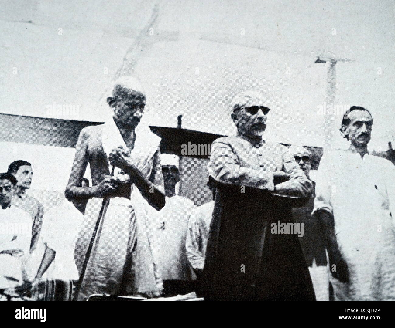 Mohandas Karamchand Gandhi (1869 - 1948) (links) bei einem Treffen mit Mualana Azad und Jivatram Kripalani (rechts), 1946. Gandhi war der überragende Führer der indischen Unabhängigkeitsbewegung in Britisch - Indien regiert. Jivatram Bhagwandas Kripalani (1888 - 1982), bekannt als Acharya Kripalani war ein Indischer Politiker. Muhiyuddin Ahmed Abul Kalam Azad 1888 - 1958) war ein indischer Gelehrter und die älteren muslimischen Führer der Indian National Congress während der indischen Unabhängigkeitsbewegung Stockfoto