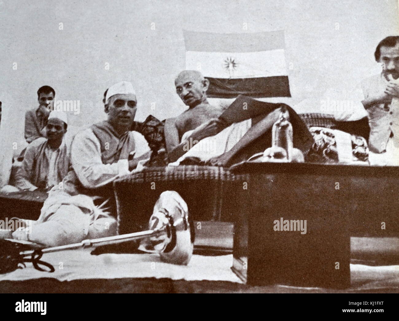 Mohandas Karamchand Gandhi (1869 - 1948) bei einem Treffen mit der Jawaharlal Nehru (links) und Jivatram Kripalani (rechts), 1940. Gandhi war der überragende Führer der indischen Unabhängigkeitsbewegung in Britisch - Indien regiert. Jivatram Bhagwandas Kripalani (1888 - 1982), bekannt als Acharya Kripalani war ein Indischer Politiker. Nehru (1889-756) war ein Führer der Indian National Congress während der indischen Unabhängigkeitsbewegung. Später wurde er Premierminister Stockfoto