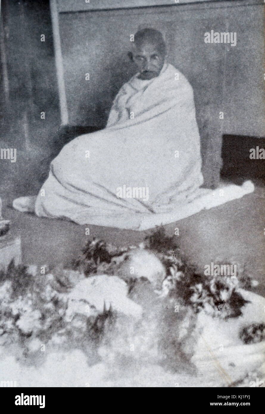Gandhi sitzt in Trauer durch den Körper seiner Frau Kasturba 1944. Kasturba Gandhi Frau von Mahatma Gandhi am Sterbebett im Palast des Aga Khan, in Pune, Maharashtra. 1944. Der Palast, wurde der Ort, der Internierung für Indiens Unabhängigkeit Führer einschließlich Mahatma Gandhi in 1942-44. Stockfoto