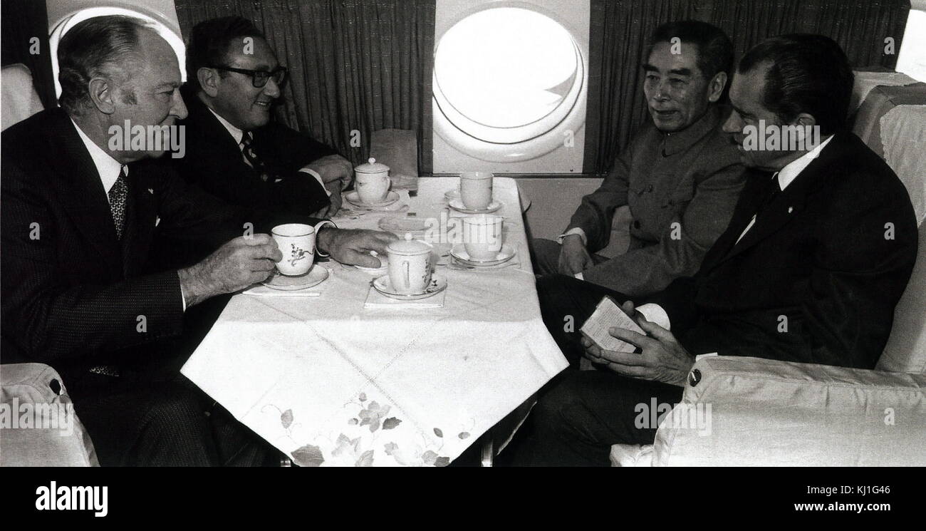 Nach rechts: William Rodgers US-Außenminister; Henry Kissinger US National Security Advisor; chinesische Premierminister Zhou Enlai und US-Präsident Richard Nixon in den Gesprächen während über China 1972 flying Links Stockfoto