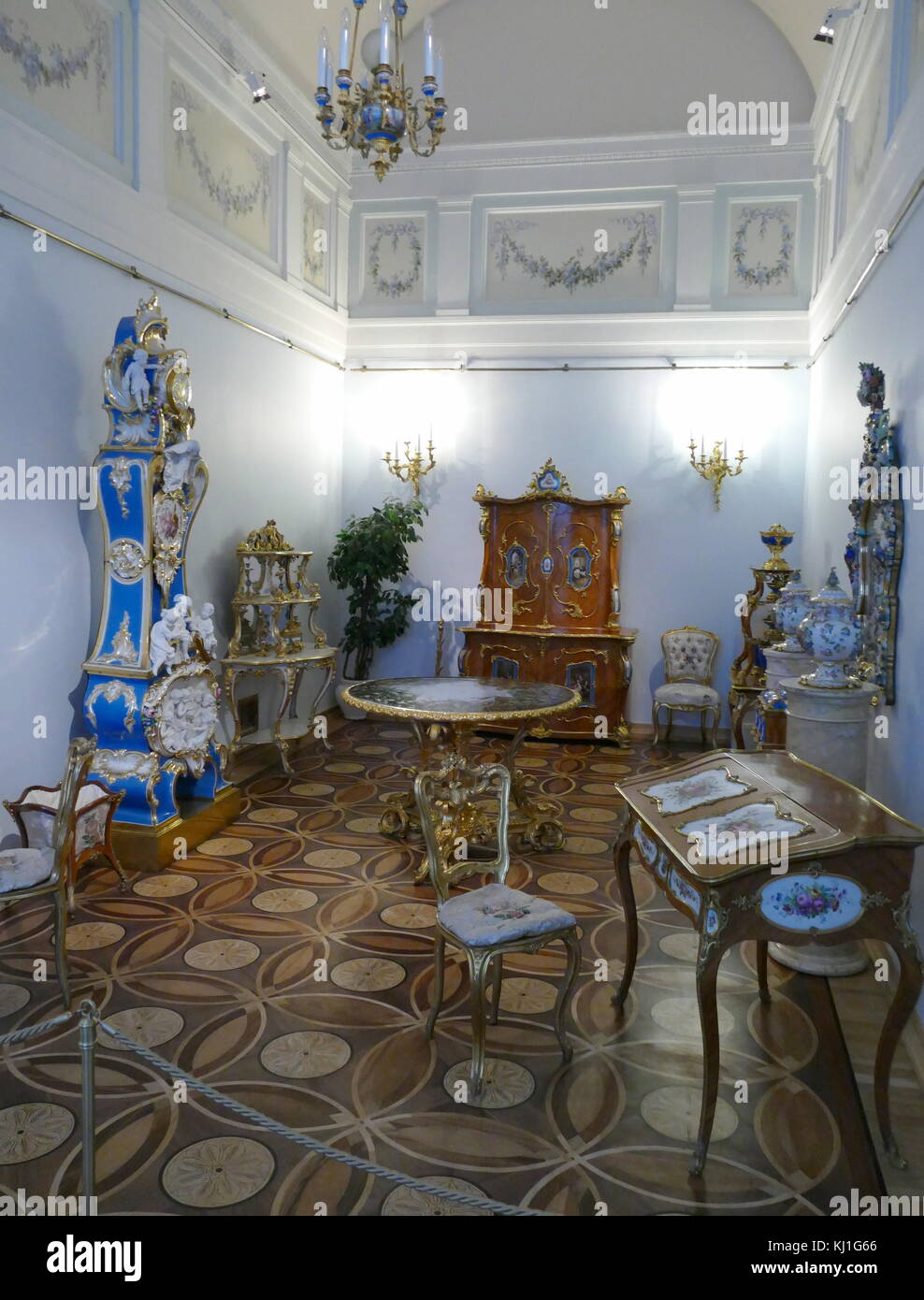 Rokoko Boudoir im Winter Palace, St. Petersburg, Russland. Die 1840-Boudoir ist im Stil des zweiten Rokoko, die elegant geschwungenen Konstruktionen und Motive, die in der Einrichtung für alle Elemente der Innenausstattung gesehen werden kann. Stockfoto
