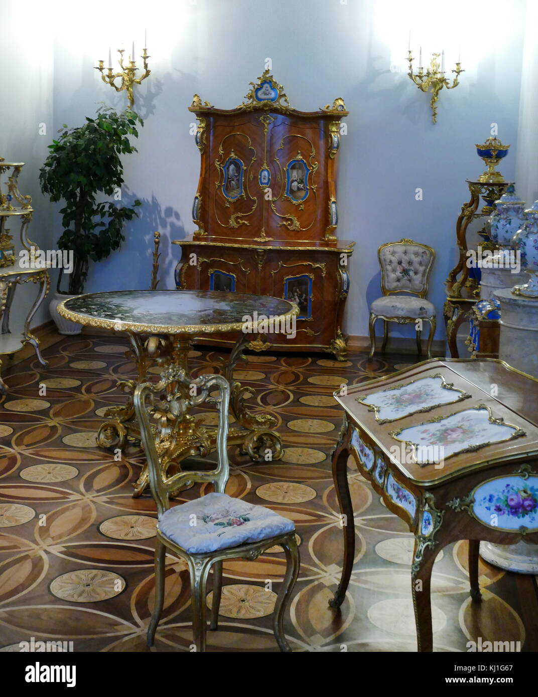 Rokoko Boudoir im Winter Palace, St. Petersburg, Russland. Die 1840-Boudoir ist im Stil des zweiten Rokoko, die elegant geschwungenen Konstruktionen und Motive, die in der Einrichtung für alle Elemente der Innenausstattung gesehen werden kann. Stockfoto